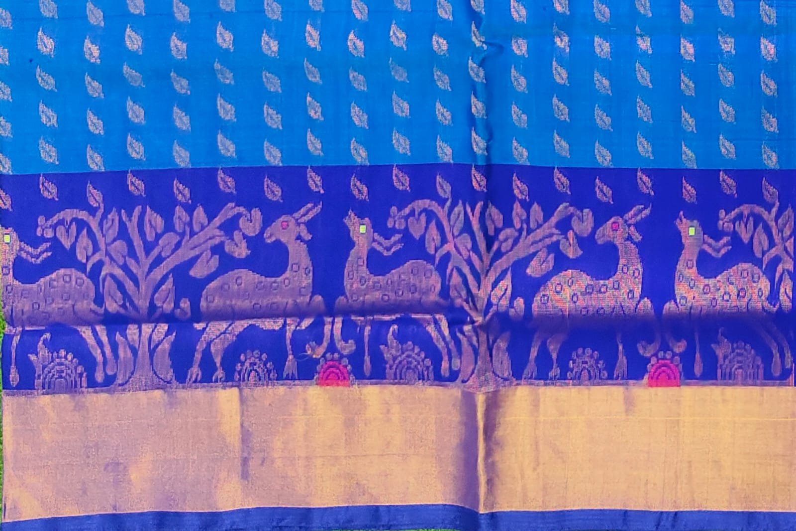 uppada pattu silk saree with skut border & small zari bhutas | rich contrast pallu | elegant handloom saree | green saree with blue blouse uppada pattu silk saree with skut border & small zari bhutas | rich contrast pallu | elegant handloom saree | green saree with blue blouse